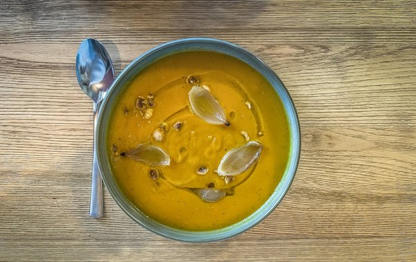 Comment préparer une soupe de potiron avec des éclats de châtaignes pour un dîner automnal?