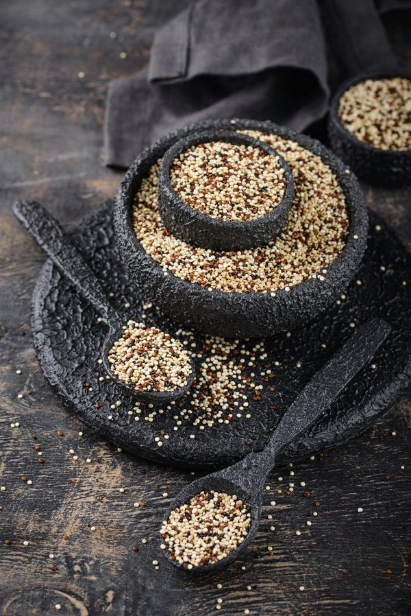 Quelles techniques pour préparer des plats à base de quinoa noir dans un restaurant de cuisine fusion?