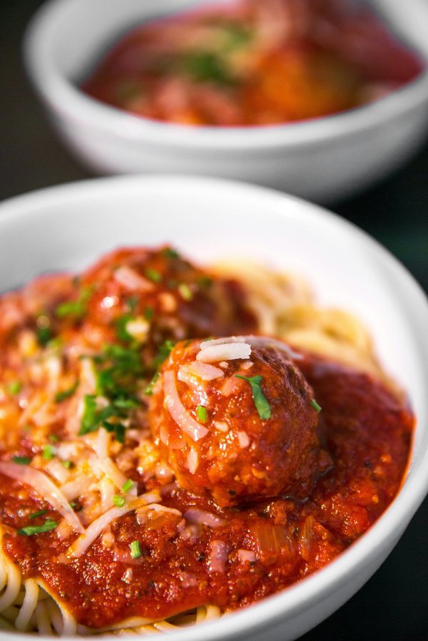 Comment préparer des boulettes de lentilles avec une sauce tomate épicée ?