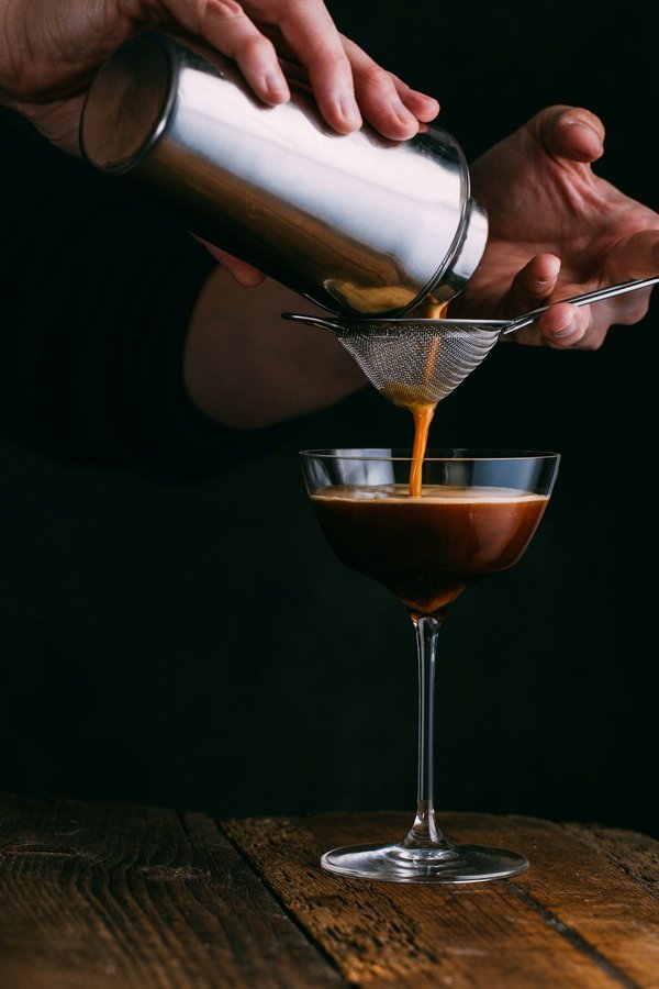 Quelles techniques pour préparer des cocktails à base de café infusé à froid dans un bar spécialisé?